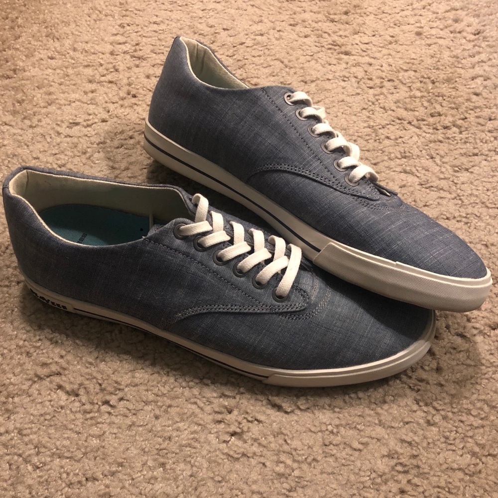 Men’s Canvas Low Top Shoes